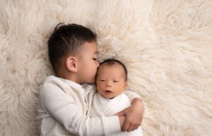 newborn photoshoot siblings